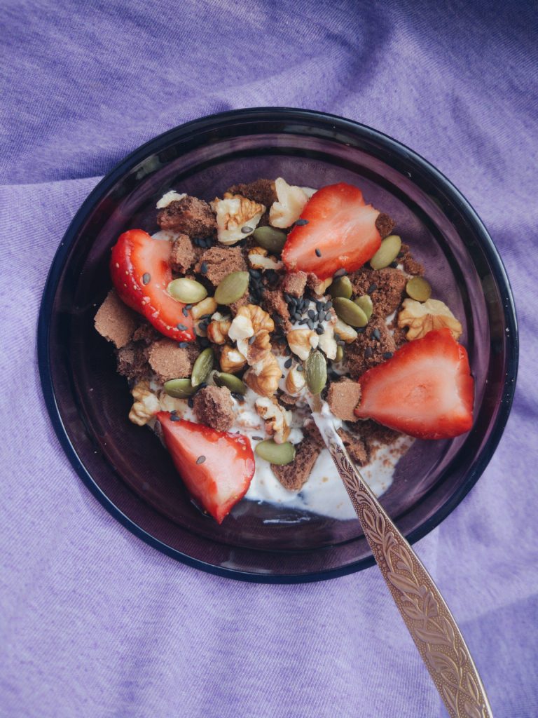 Easy yogurt with strawberries and chocolate cookies