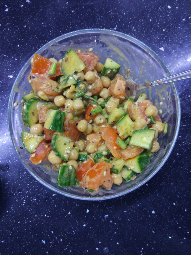 The simplest bowl I've ever done. Vegetables and chickpeas