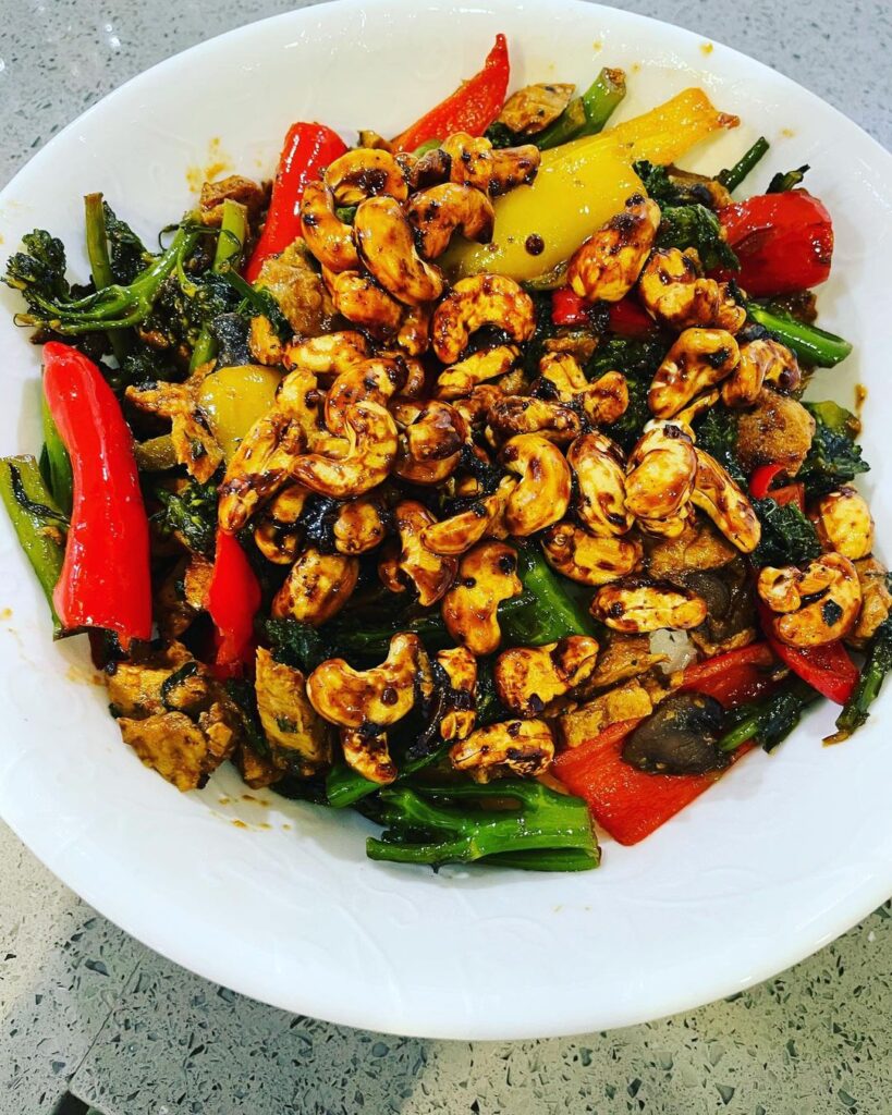 ofurkey pieces, cashew, kale, broccolini and sweet peppers this stir fry had it all!: Moonman fitness and lifestyle coach🇨🇦