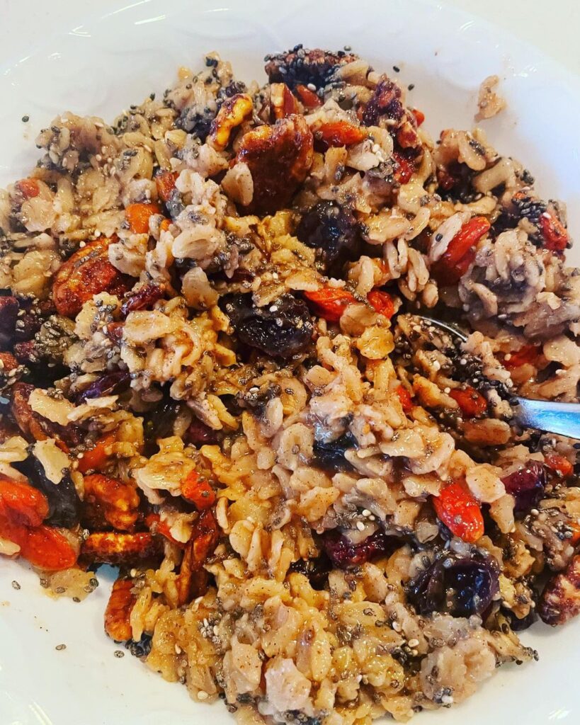 Rolled oats with Qia seeds, goji berries, mixed dried berrys and candied spiced pecans. I added some natural maple syrup, ginger, and apple pie spice for flavour: Moonman fitness and lifestyle coach🇨🇦