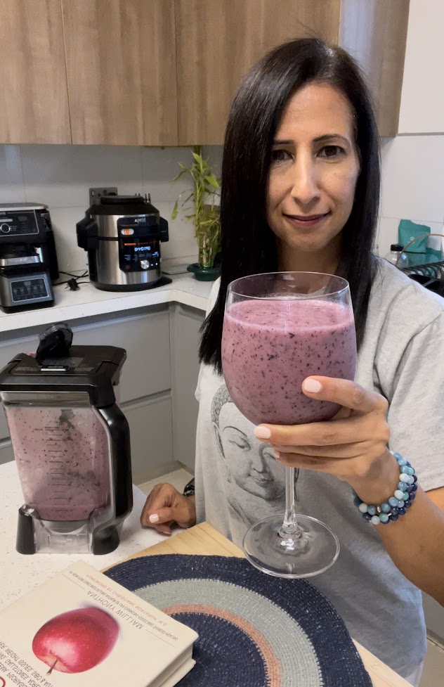 It’s super important to nourish your body with clean food in order to have an effective yoga practice and long term health . This smoothie is a breakfast meal during some days of the liver cleanse and it’s packed with nutrients that support your liver to detox, and so delicious: Suzanne Saleh | Vegan Health Coach