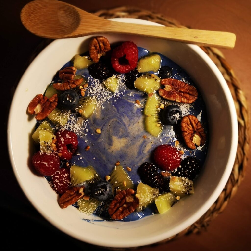 Vegan spirulina bowl inspired in Van Gogh's "The Starry Night":  Juliana Jacobo