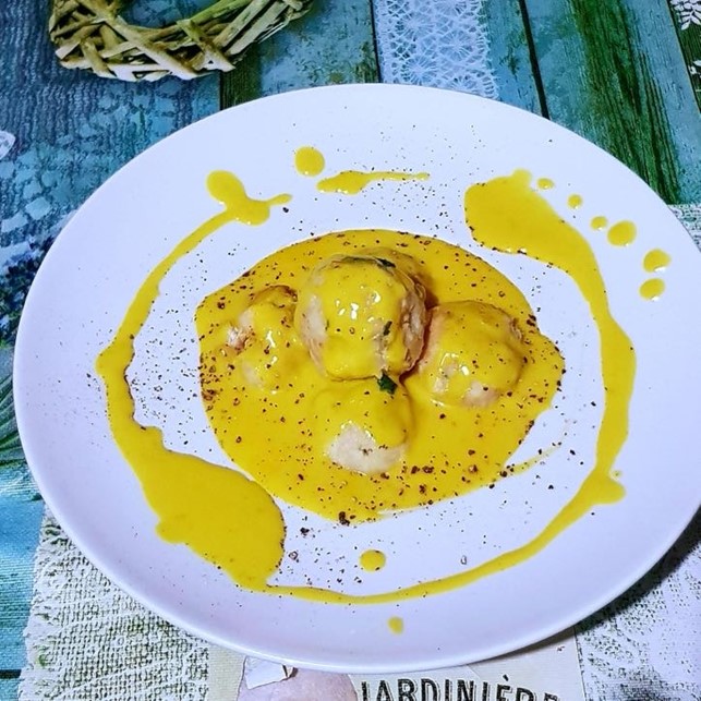 Vegan dumplings with saffron sauce