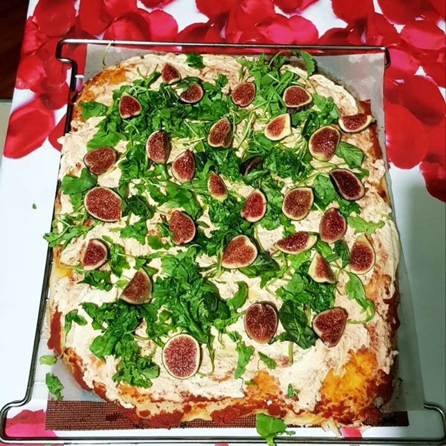 Vegan pizza with figs and rocket