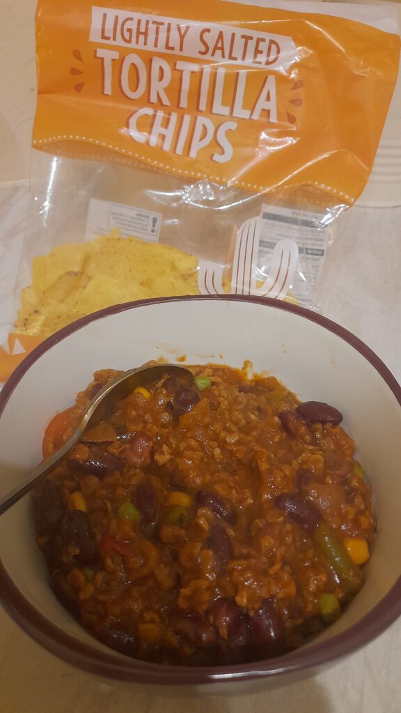 Plant mince , with added Red Kidney Beans 🫘 ( rinsed 1st ) & a Jar of #Aldi Chilli Sauce ( mild version ) , with Tortilla crisps.  
😋 Susan Leeming