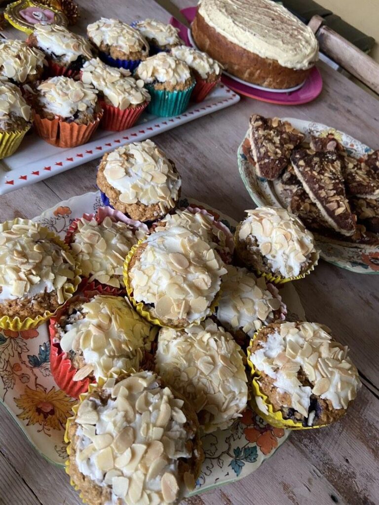Home made vegan blueberry and oat muffins with vegan vanilla buttercream icing and almond flakes.
Cacao and banana cake with vanilla buttercream icing. And date tartlet with shortcrust pastry - gluten free - Cquinnvegan