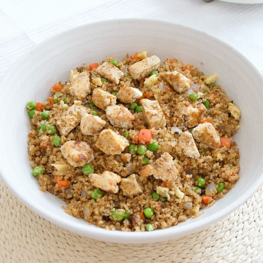 Some leftover quinoa in the fridge turned into ‘Quinoa Fried Rice’ with @justegg and crispy tofu pieces