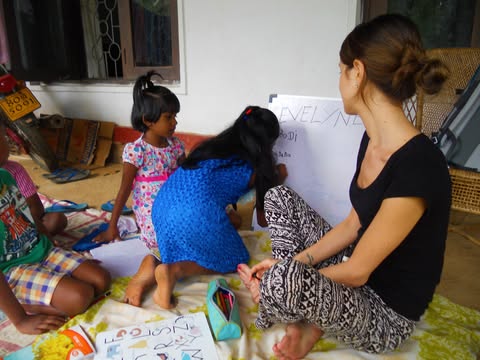 this was me teaching children during my volunteering work in Sri Lanka - Evelyne Mertens | Diëtiste ProVeg België