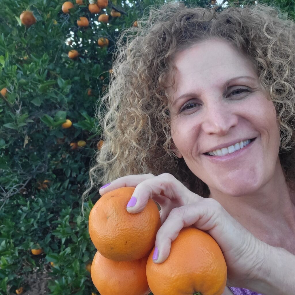 Shari Likes Fruit - Oranges